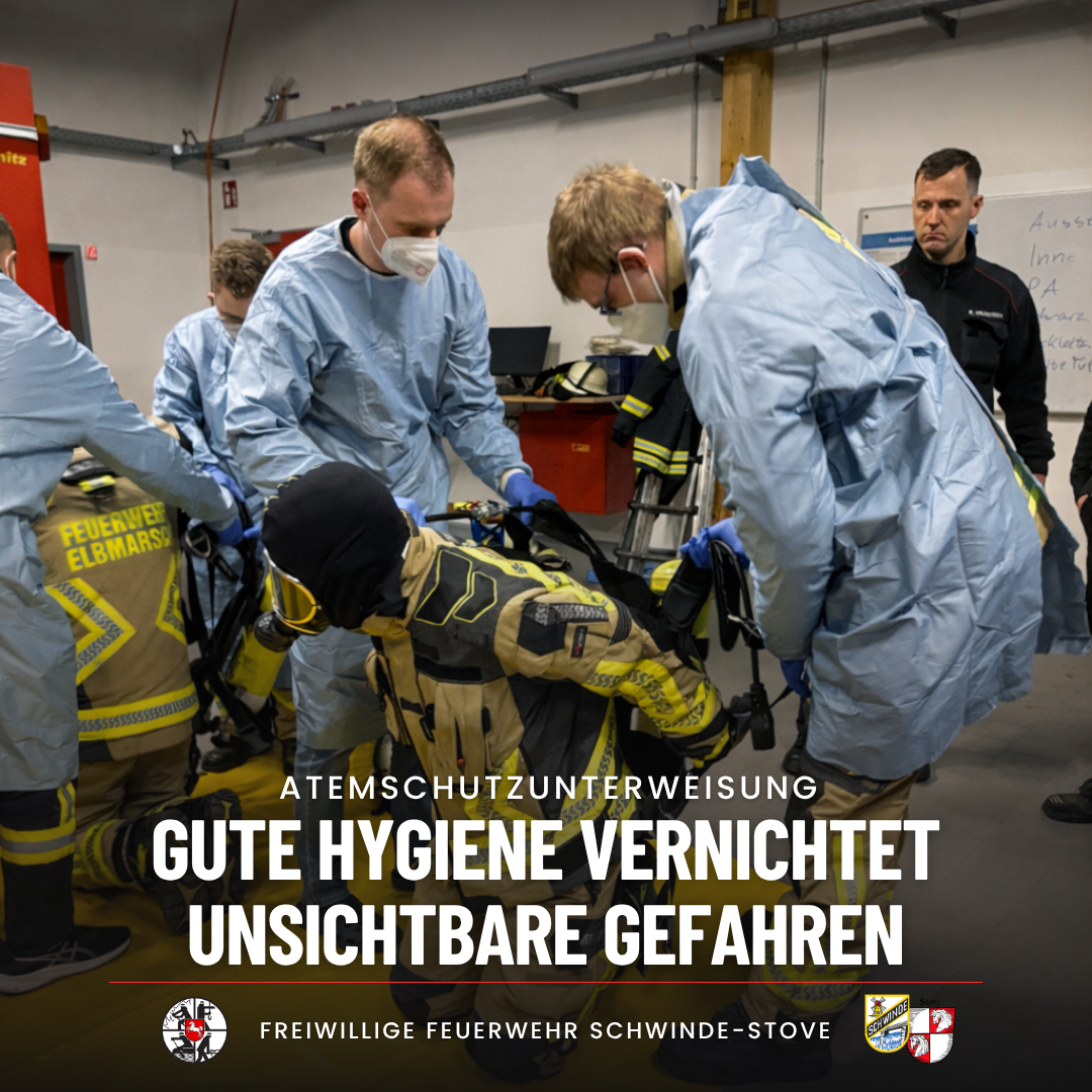 Ein Feuerwehrmann wird entkleidet