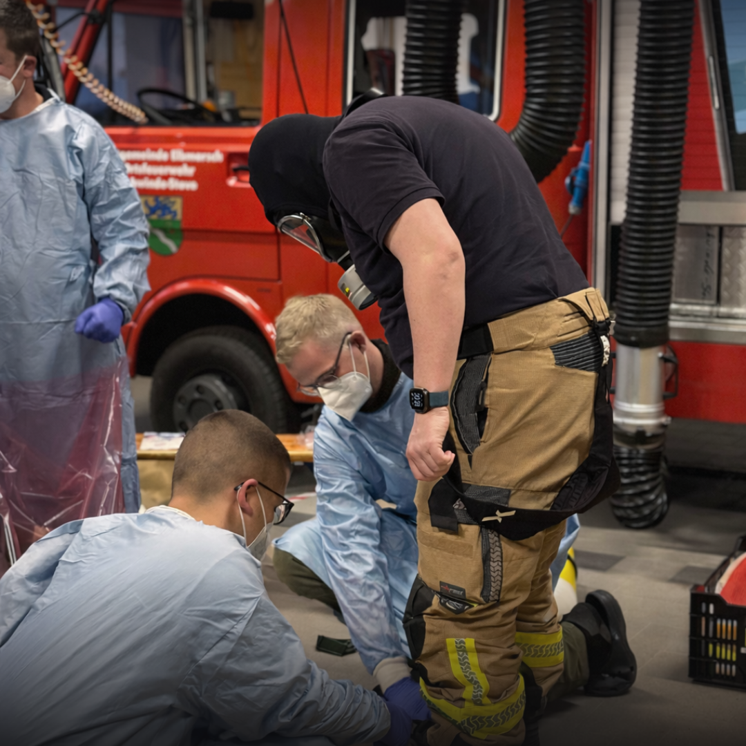 Ein Feuerwehrmann wird entkleidet