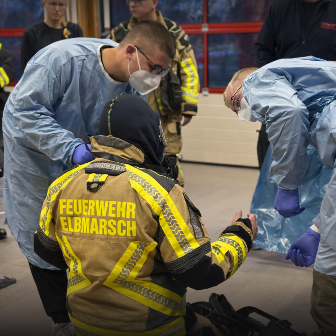 Ein Feuerwehrmann wird entkleidet