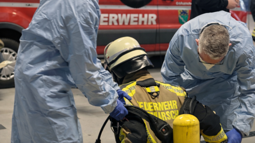 Ein Feuerwehrmann wird entkleidet