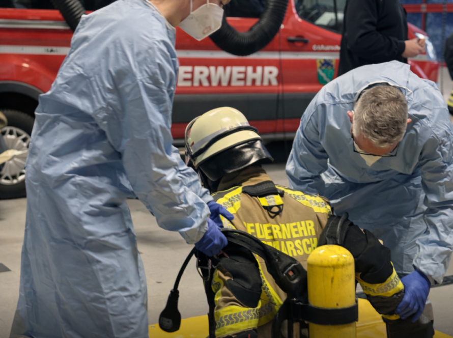 Ein Feuerwehrmann wird entkleidet
