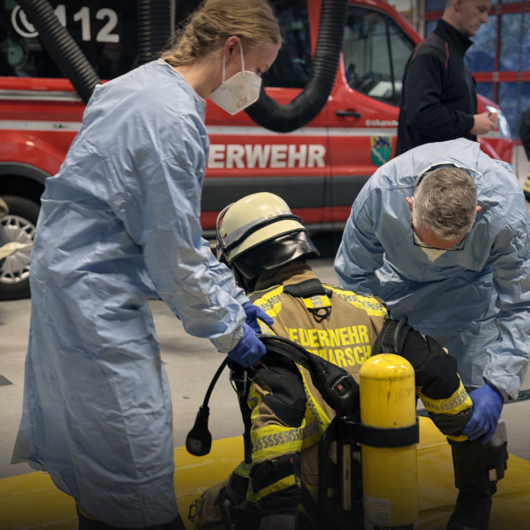 Ein Feuerwehrmann wird entkleidet