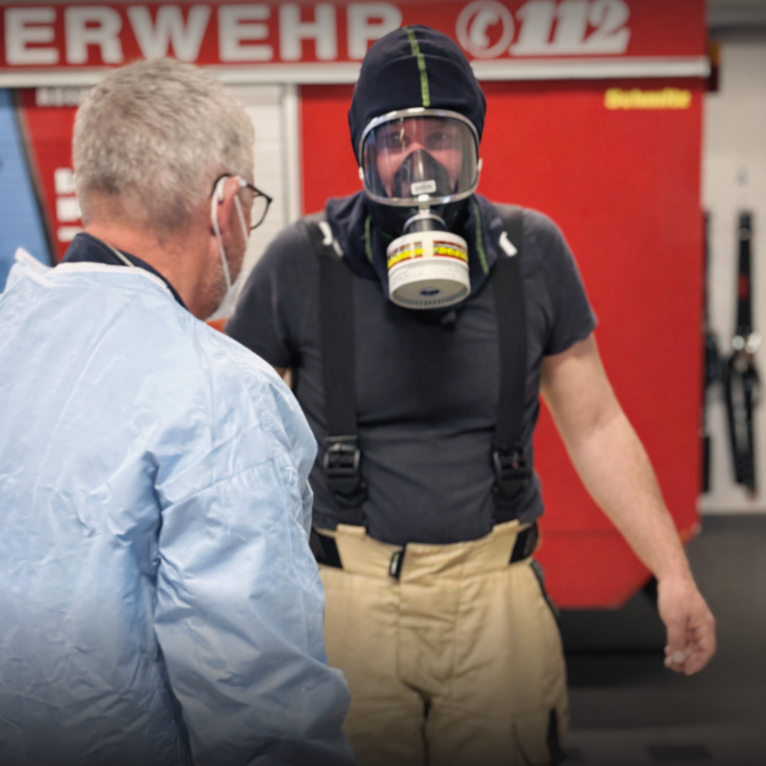 Ein Feuerwehrmann wird entkleidet