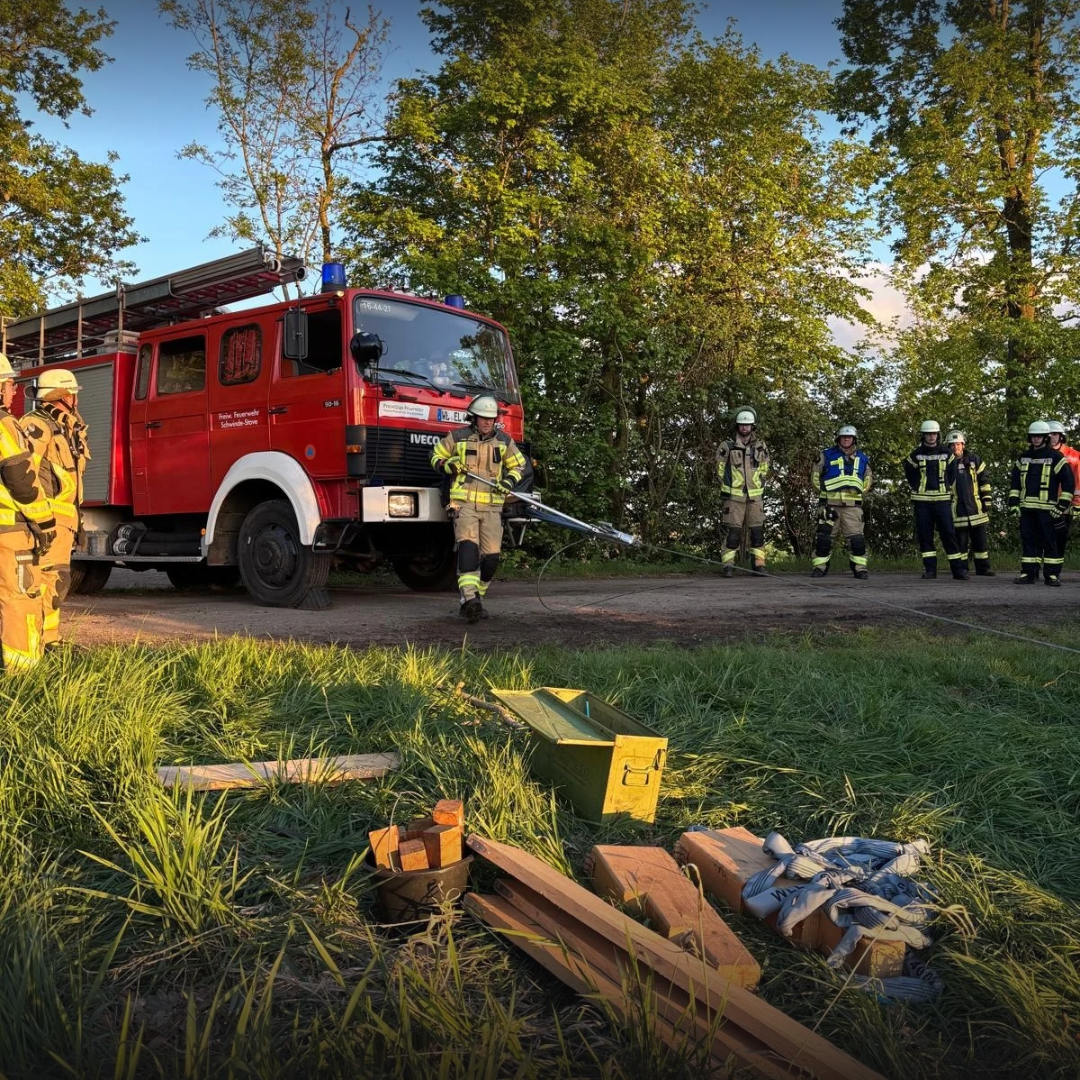 Löschfahrzeug und Bergungsmaterial