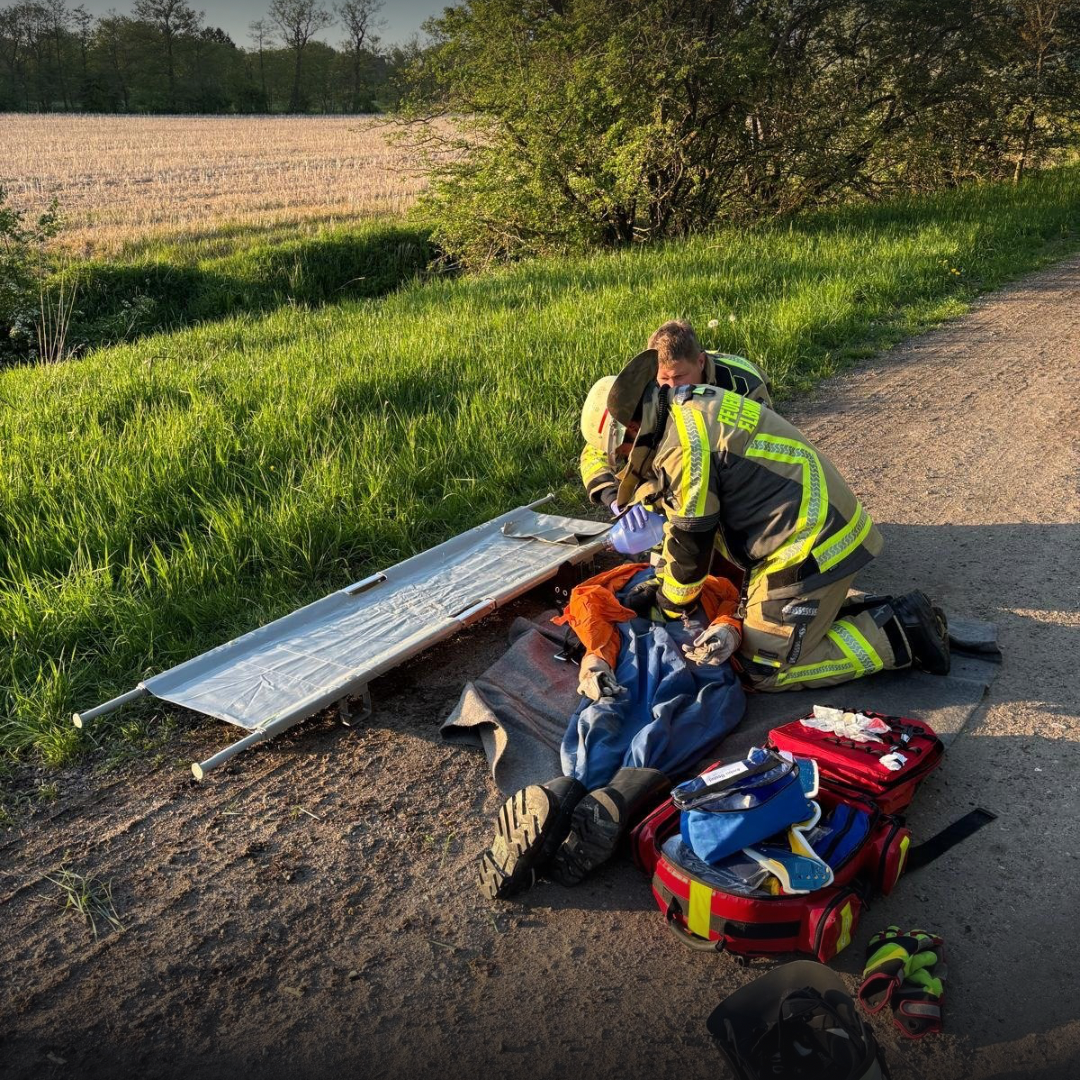 Eine Person wird nach Unfall reanimiert