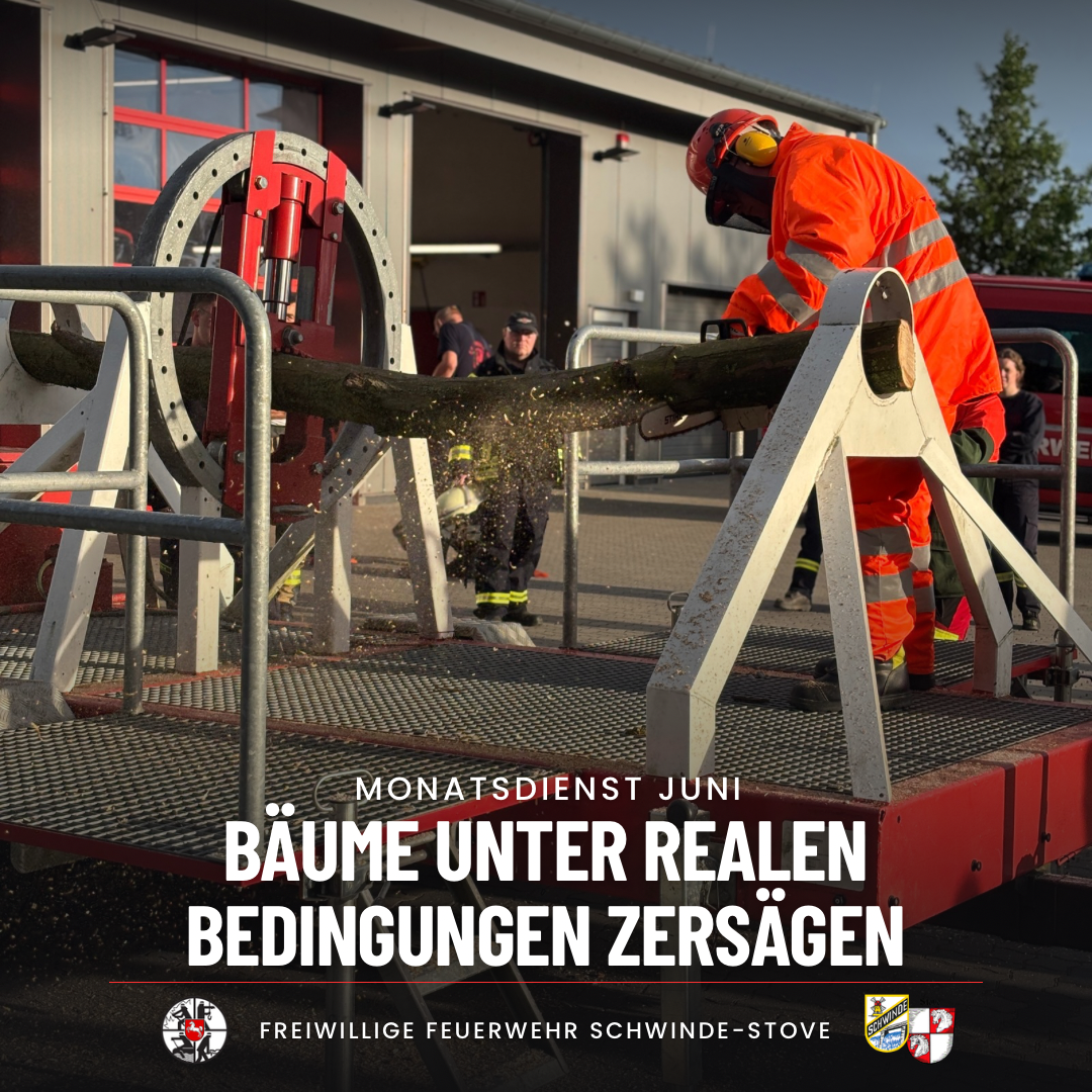 Ein Baum wird in einem Baumbiegesimulator zersägt