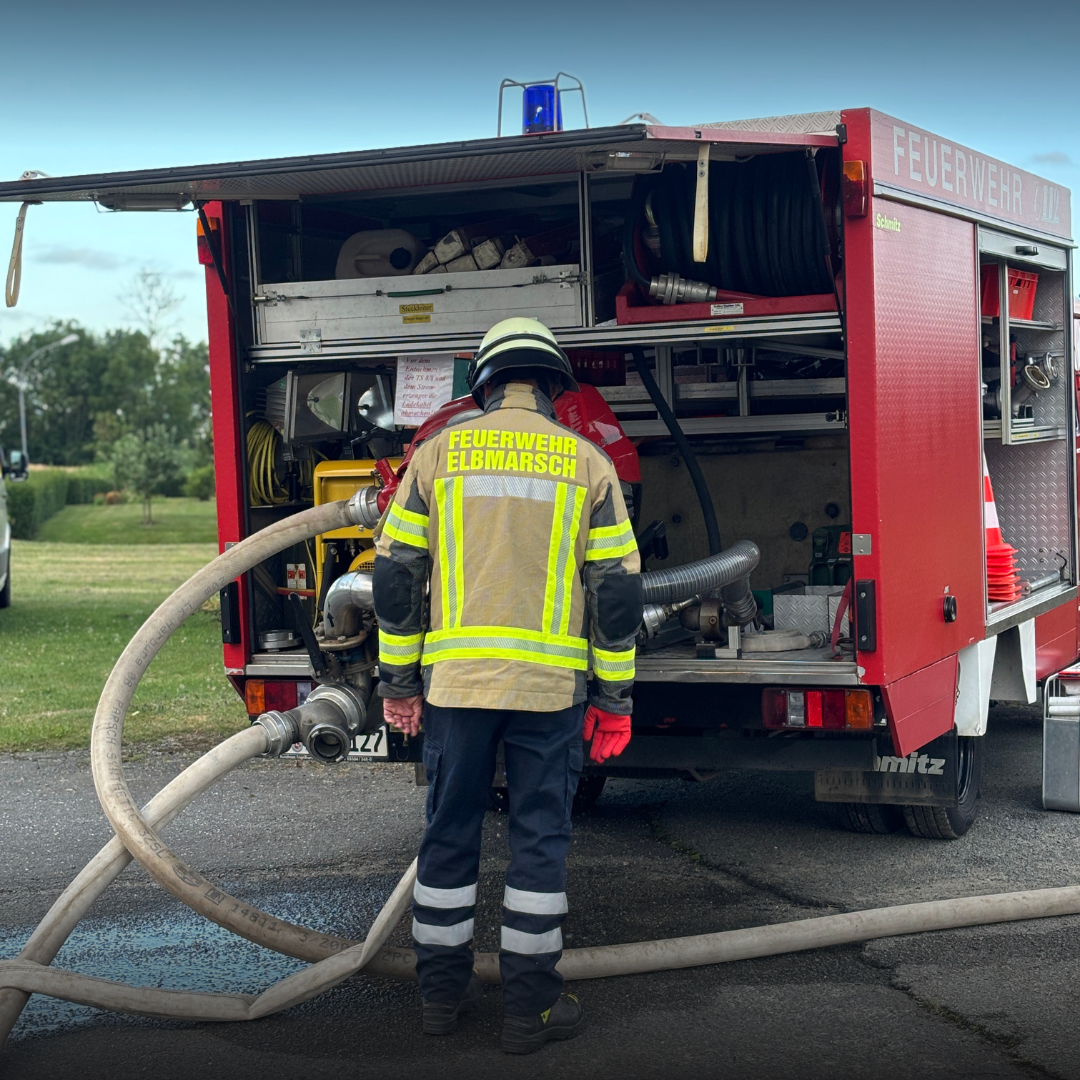 Der Maschinist steuert die Pumpe eines Einsatzfahrzeuges