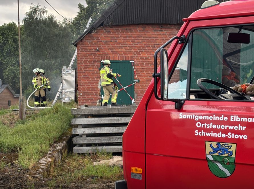 TSF-W der FF Schwinde-Stove und Löscharbeiten im Hintergrund