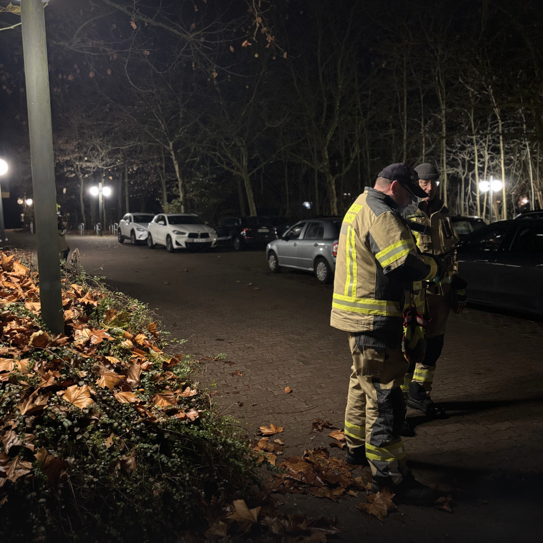 Zwei Feuerwehrmänner funken