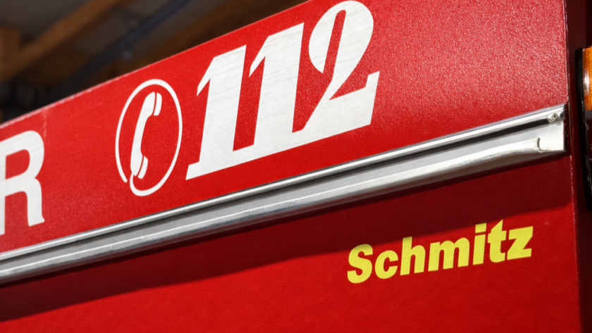 Notrufnummer auf einem Feuerwehrfahrzeug