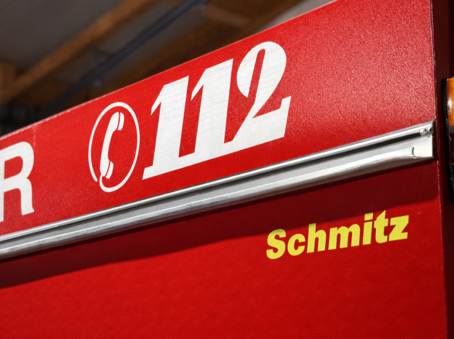 Notrufnummer auf einem Feuerwehrfahrzeug