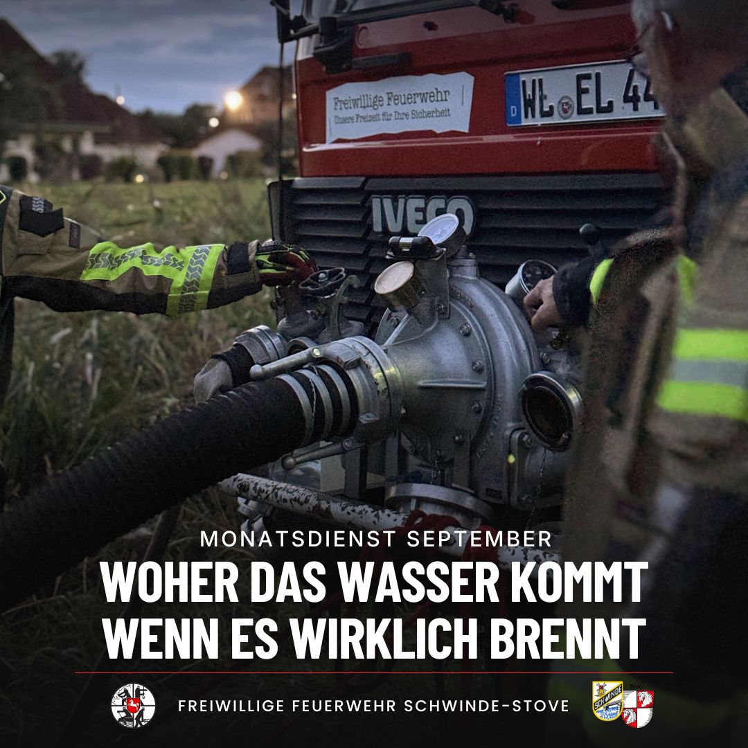 Feuerwehrfahrzeug und Feuerwehrangehörige beim Monatsdienst