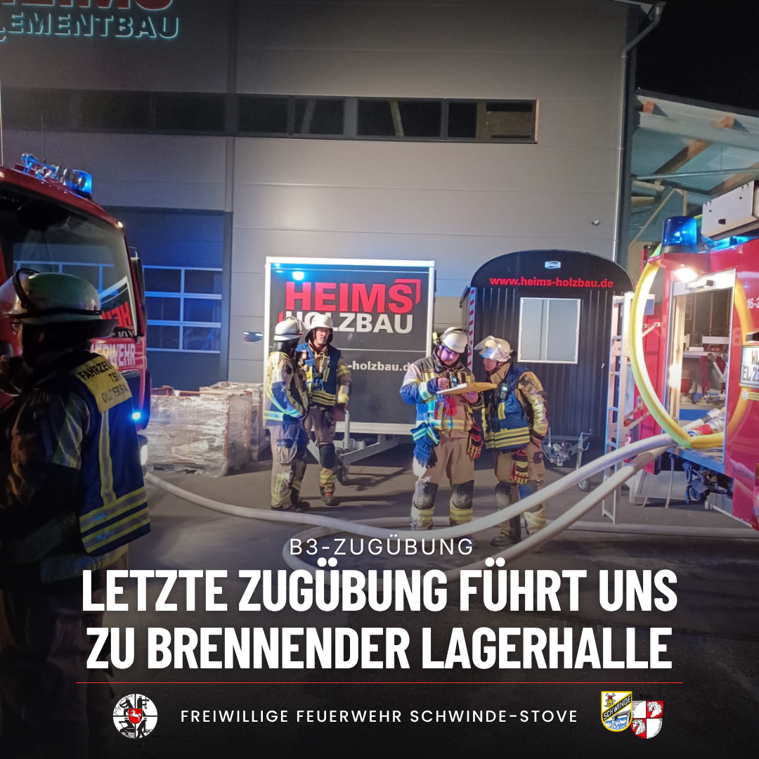 Einsatzkräfte der Feuerwehr besprechen sich nachts vor einer Lagerhalle, am Boden liegen Schläuche. Schriftzug im Bild: B3-Zugübung, Letzte Zugübung führt uns zu brennender Lagerhalle.