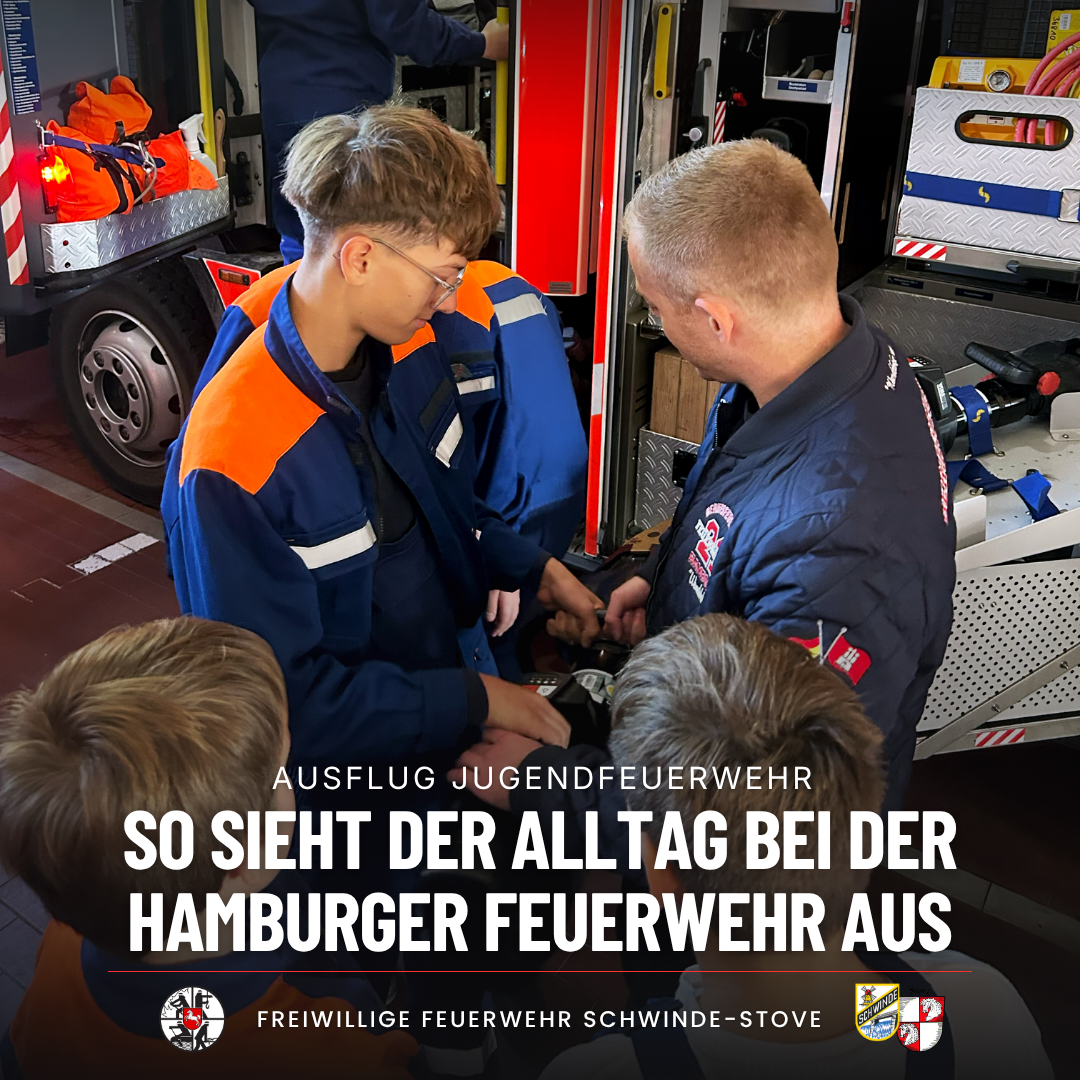 Ein Jugendlicher der Jugendfeuerwehr und ein Feuerwehrmann schauen sich in der Fahrzeughalle gemeinsam ein Gerät an, im Vordergrund stehen weitere Jugendliche. Schriftzug im Bild: Ausflug Jugendfeuerwehr, So sieht der Alltag bei der Hamburger Feuerwehr aus.