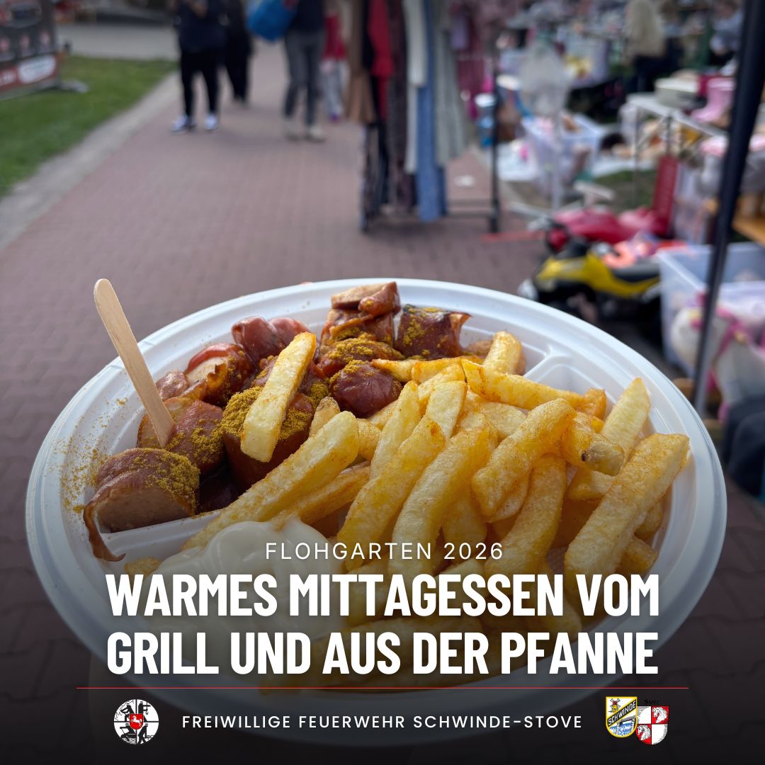 Pommes mit Currywurst auf einem Teller