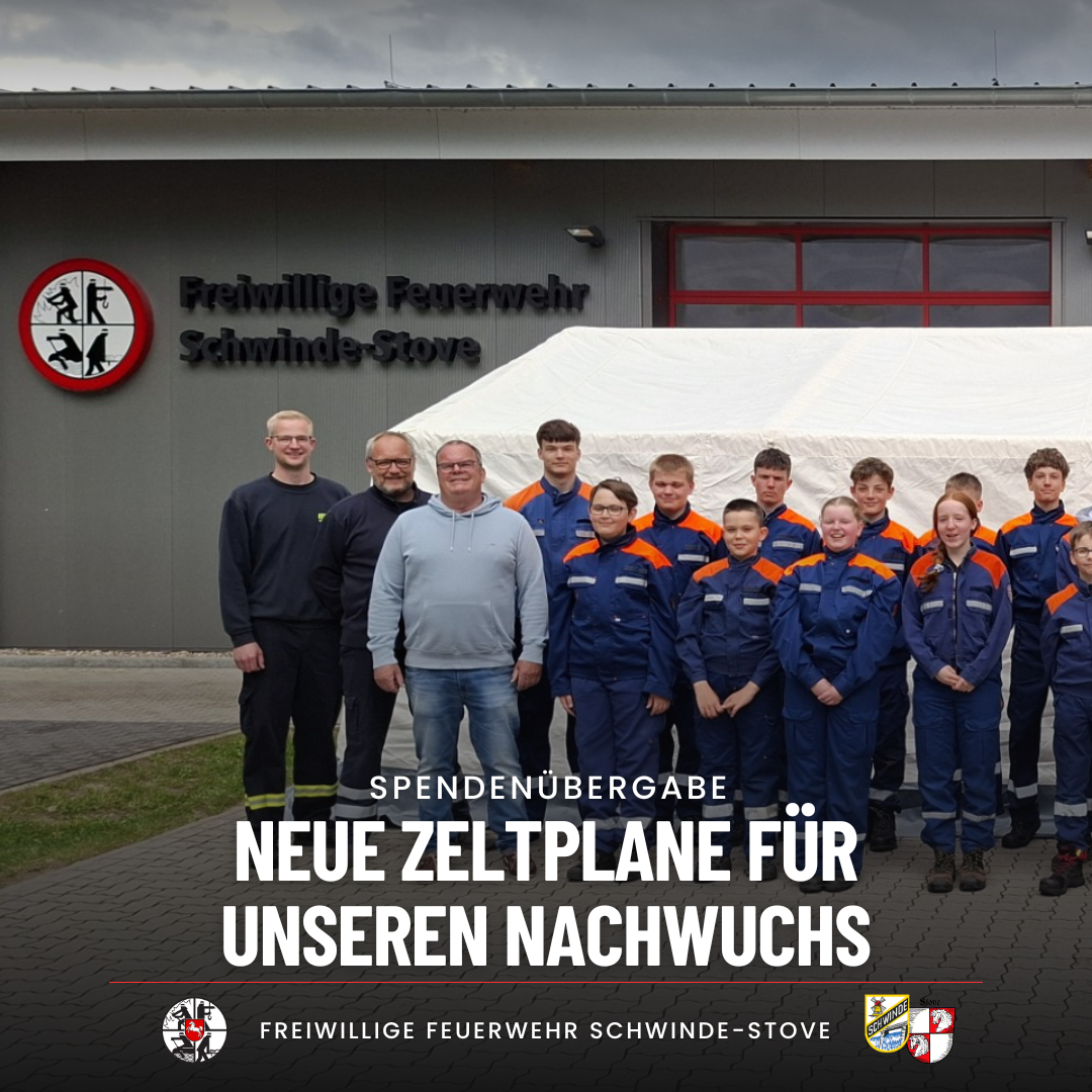 Jörn Stoffregen übergibt die gespendete Zeltplane an die JF Schwinde-Stove