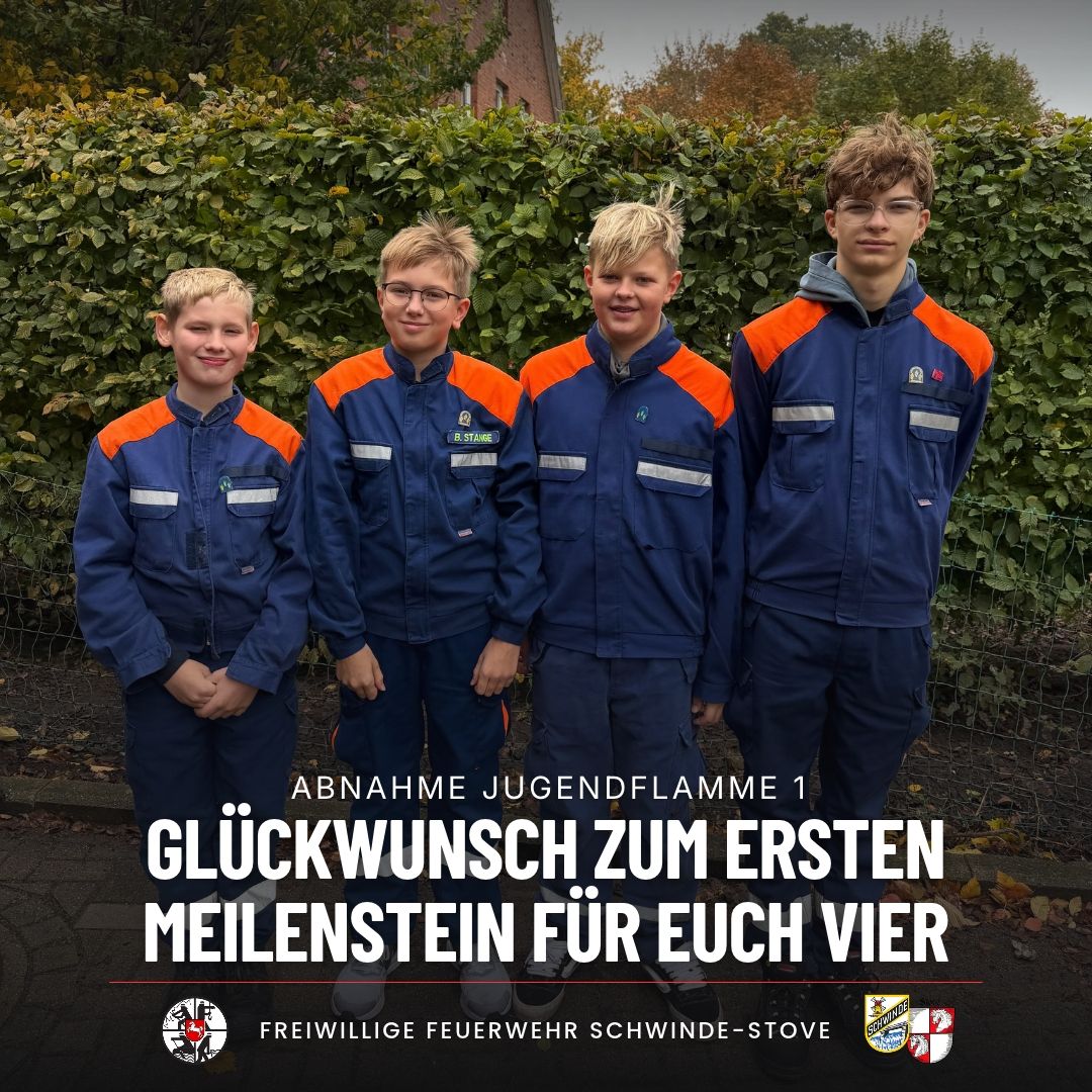 Jarne, Ben, Enno und Erik von der Jugendfeuerwehr Schwinde-Stove in Uniform vor einer Hecke, darunter der Schriftzug Glückwunsch zum ersten Meilenstein für euch vier