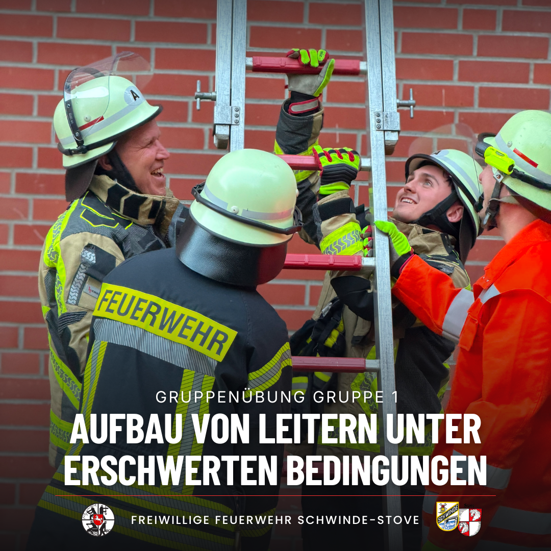 Feuerwehrleute bauen eine Leiter auf