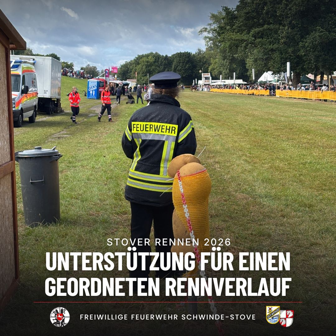 Feuerwehrangehörige steht auf einer Wiese