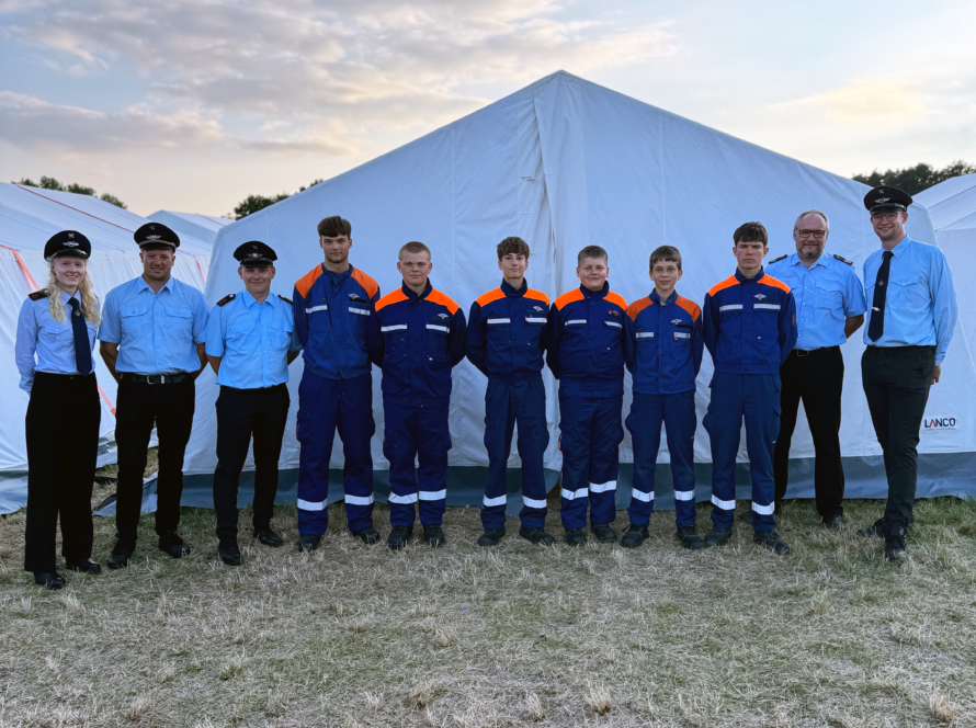Das Betreuerteam und Ortsbrandmeister Florian Wedemann gratulieren sechs Jugendlichen der Jugendfeuerwehr zur Leistungsspange