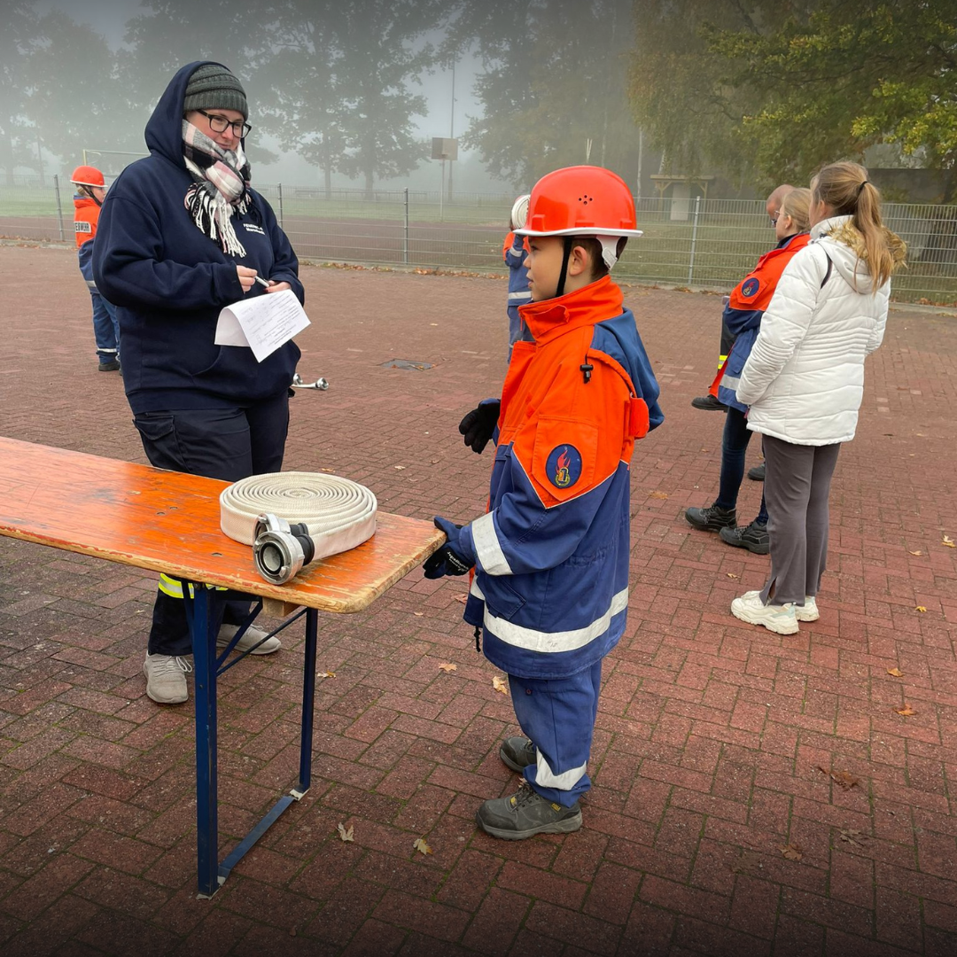 Jugendfeuerwehrmitglied wird abgefragt