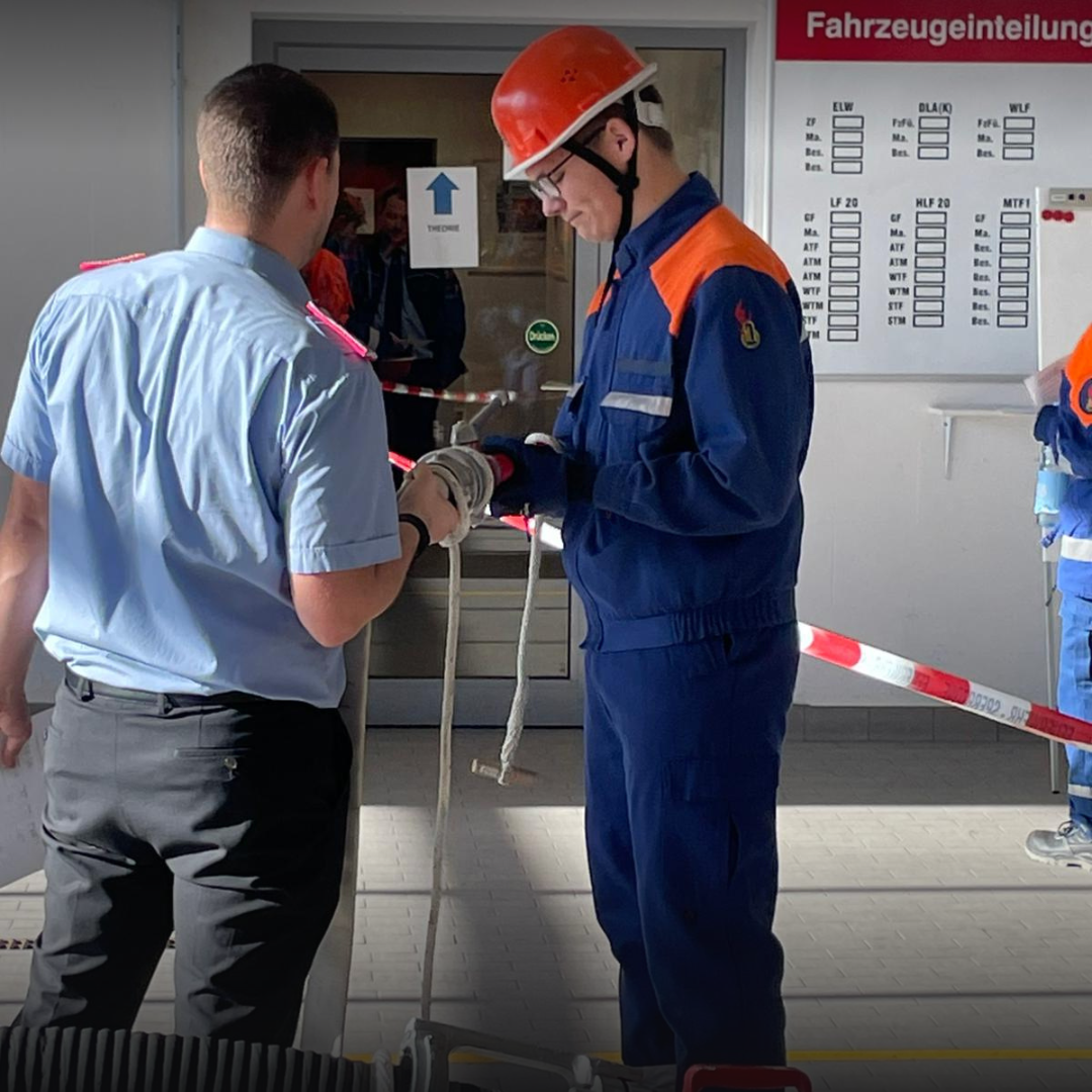 Jugendfeuerwehrmitglied macht einen Knoten