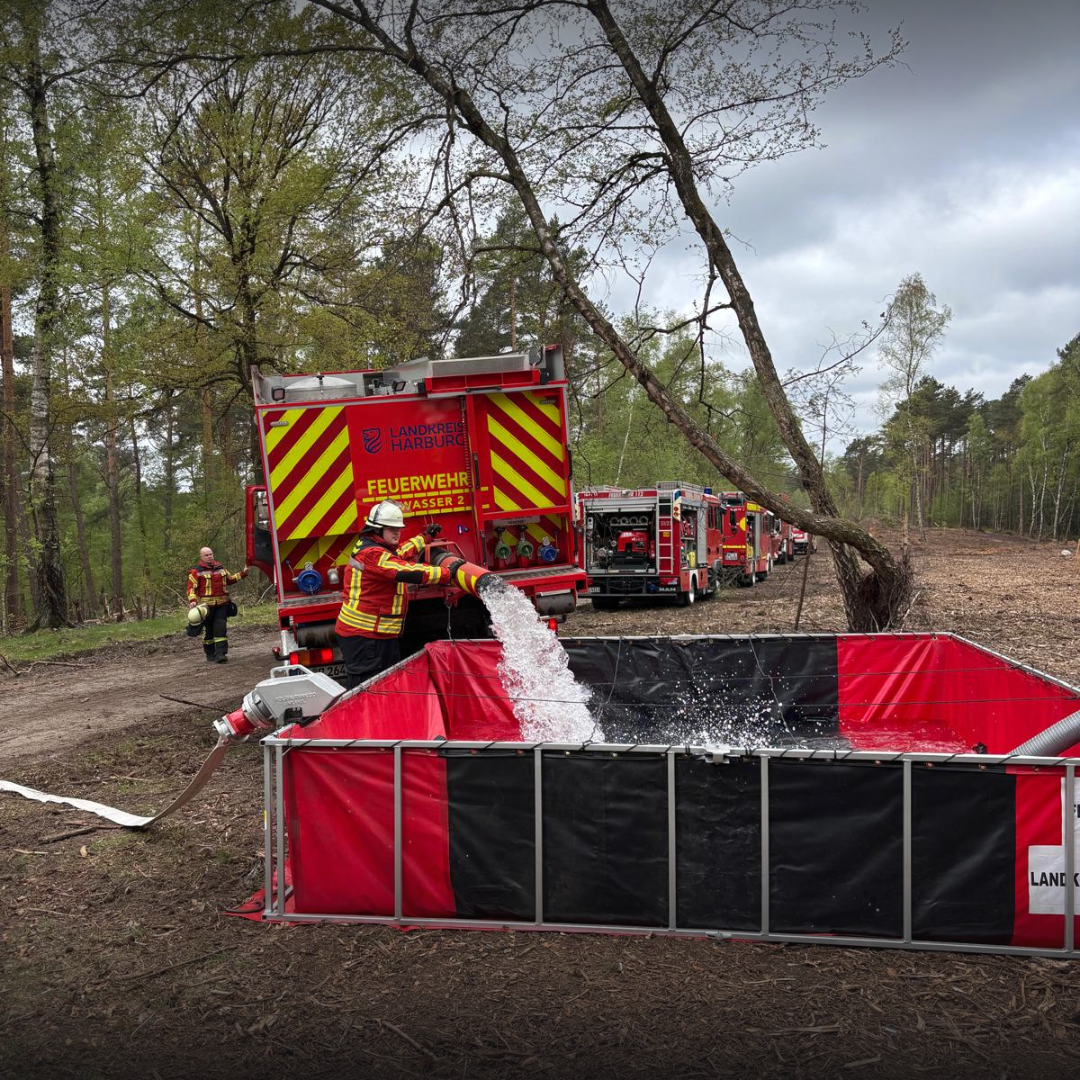 AB-Wasser füllt ein Löschwasserbecken