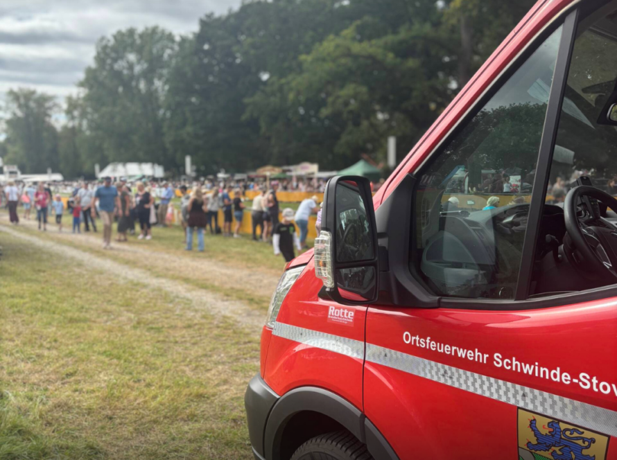 Der MTW der Feuerwehr Schwinde-Stove beim Stover Rennen