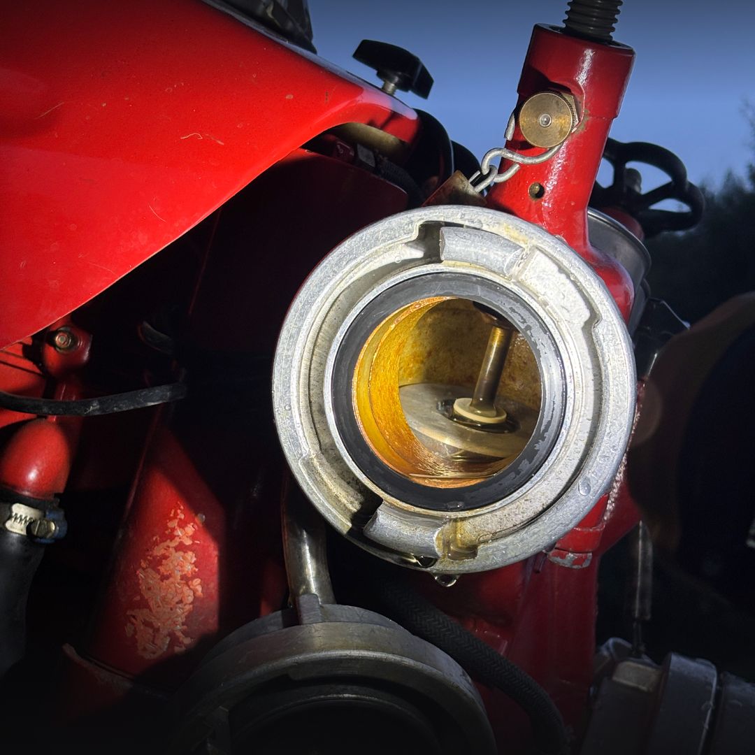Nahaufnahme einer Pumpe beziehungsweise eines Pumpenanschlusses an einem Feuerwehrfahrzeug