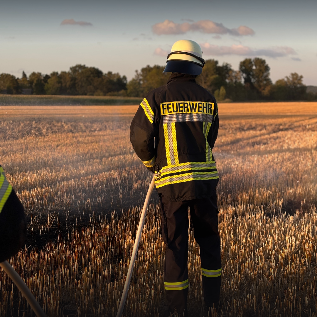 Feuerwehrmann löscht einen Feldbrand