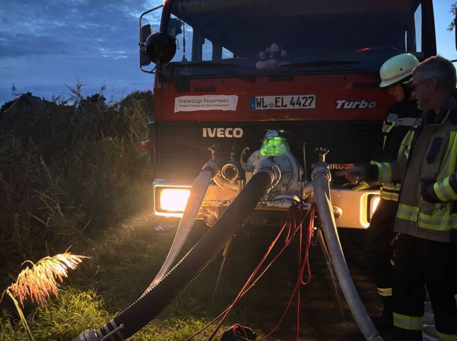Feuerwehrfahrzeug bei Dunkelheit auf einem Gelände