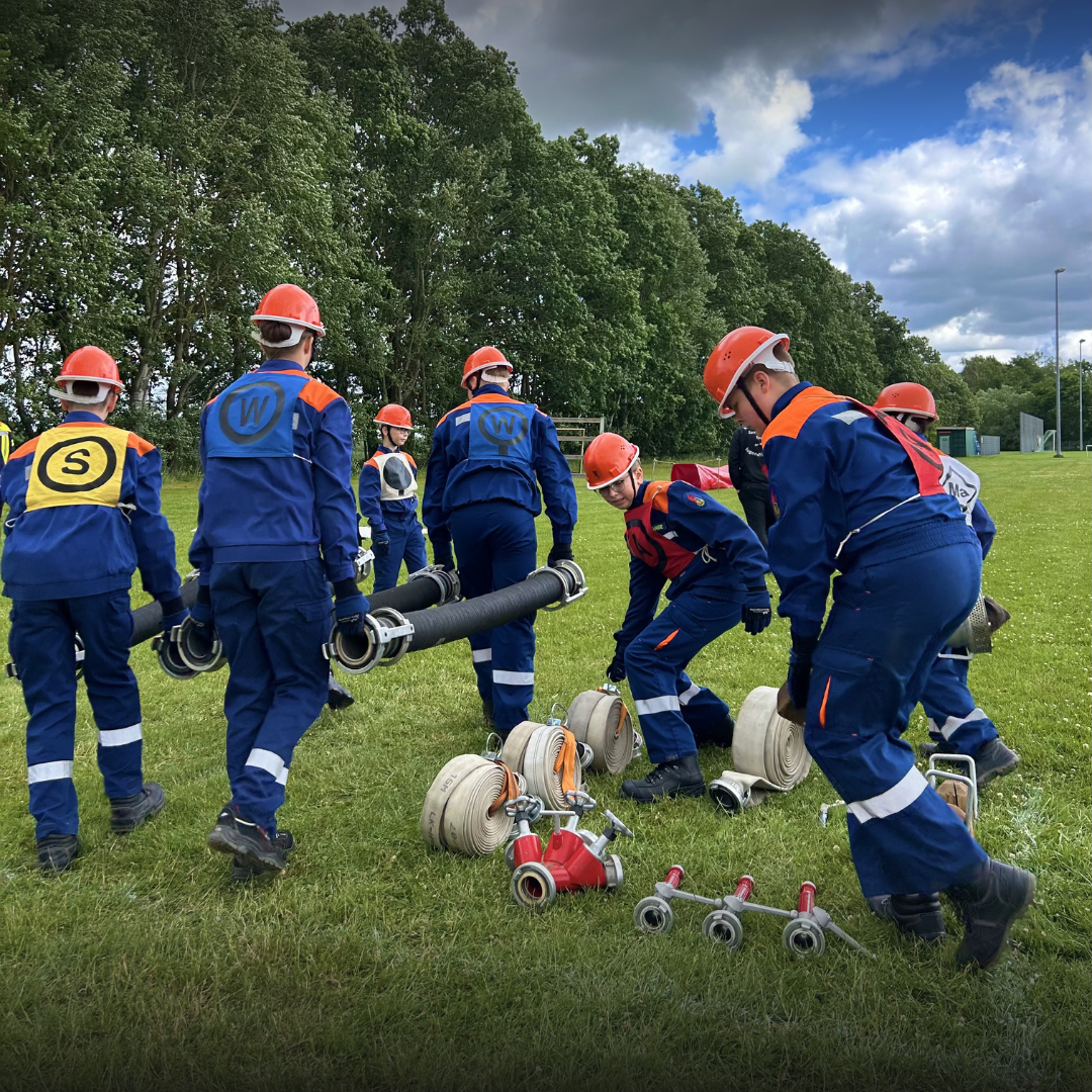 Jugendfeuerwehr baut eine Saugleitung auf