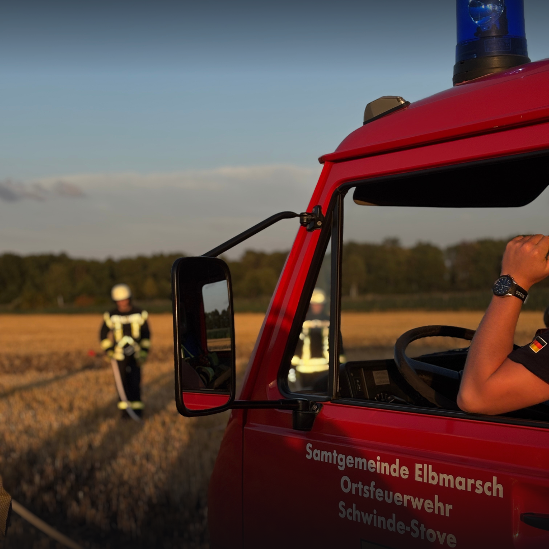 Feuerwehrfahrzeug auf einem Feld im Einsatz