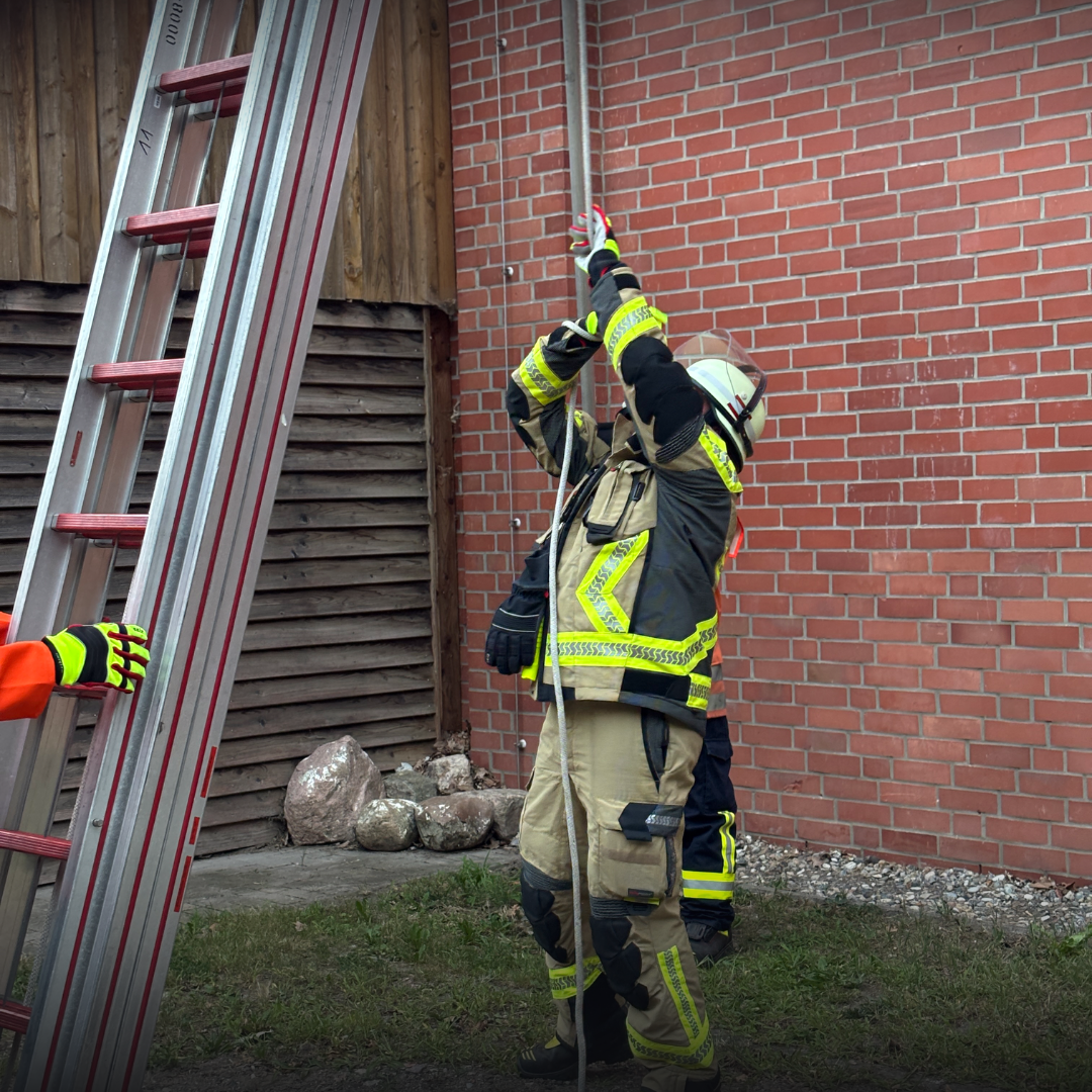 Feuerwehrleute bauen eine Leiter auf