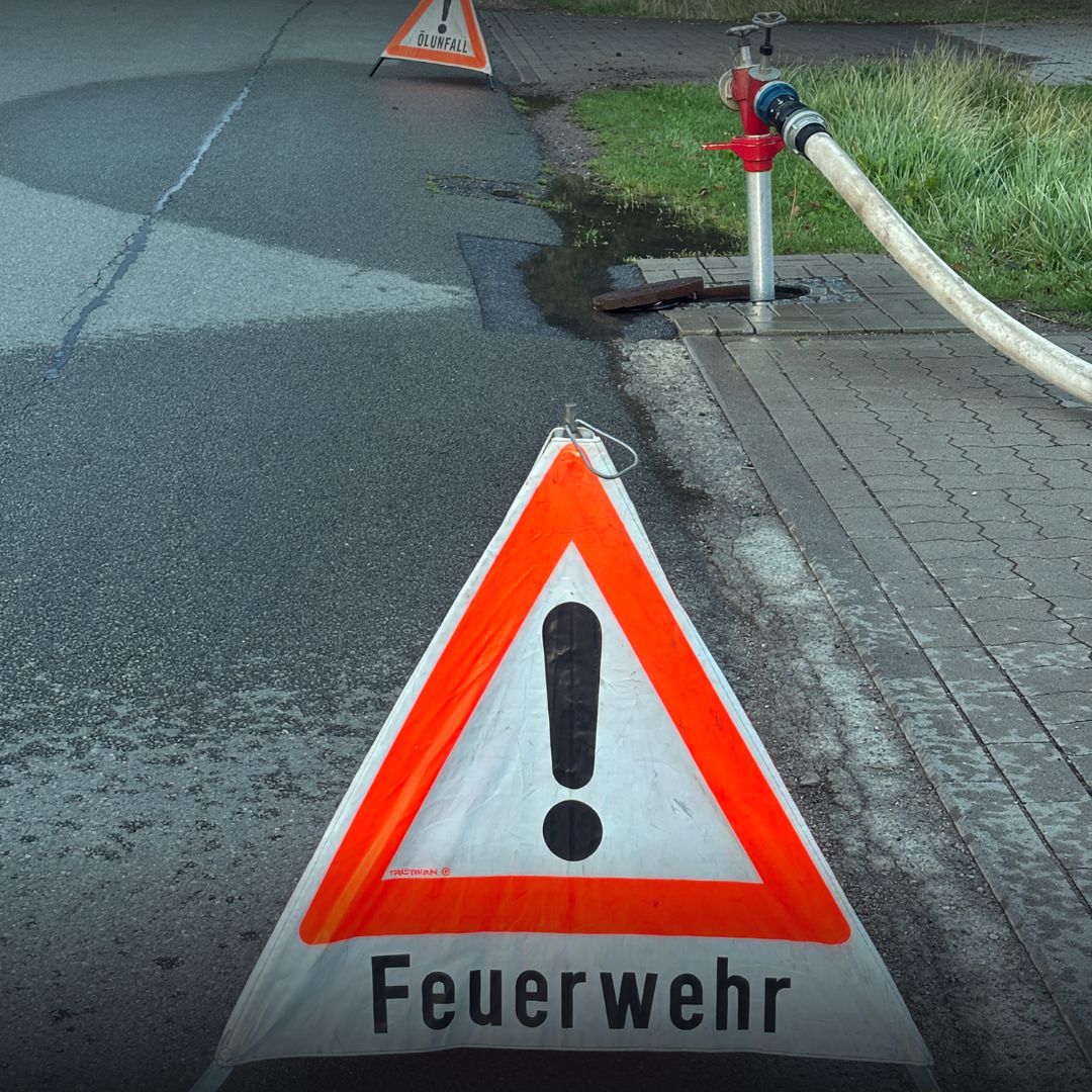 Warnschild und Absperrung auf einer Straße