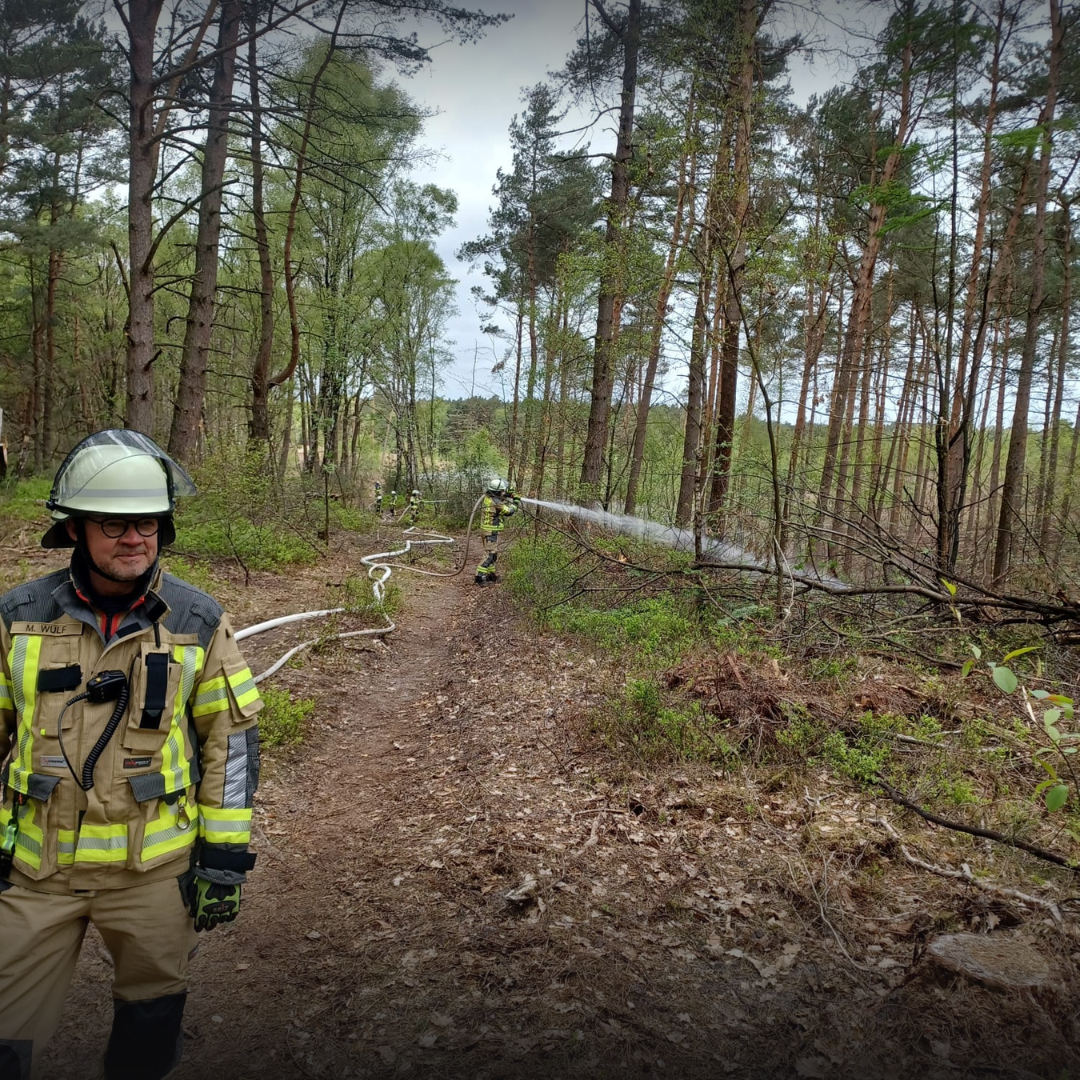 Feuerwehrmann löscht Waldbrand