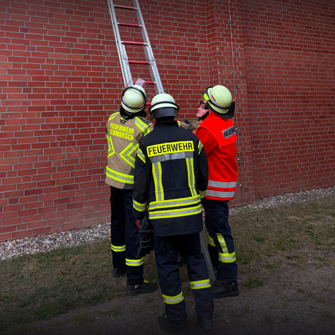 Feuerwehrleute bauen eine Leiter auf