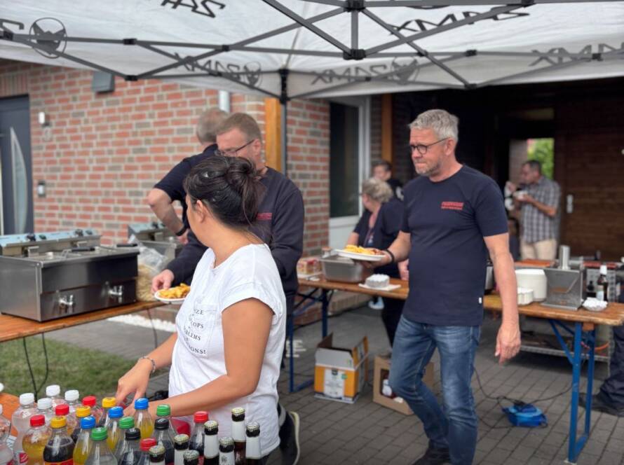 Besucher an einem Stand beim Flohgarten