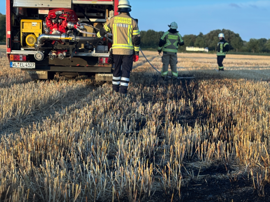 Feuerwehrfahrzeug auf einem Feld im Einsatz