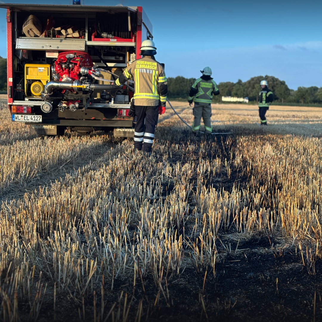 Feuerwehrfahrzeug auf einem Feld im Einsatz