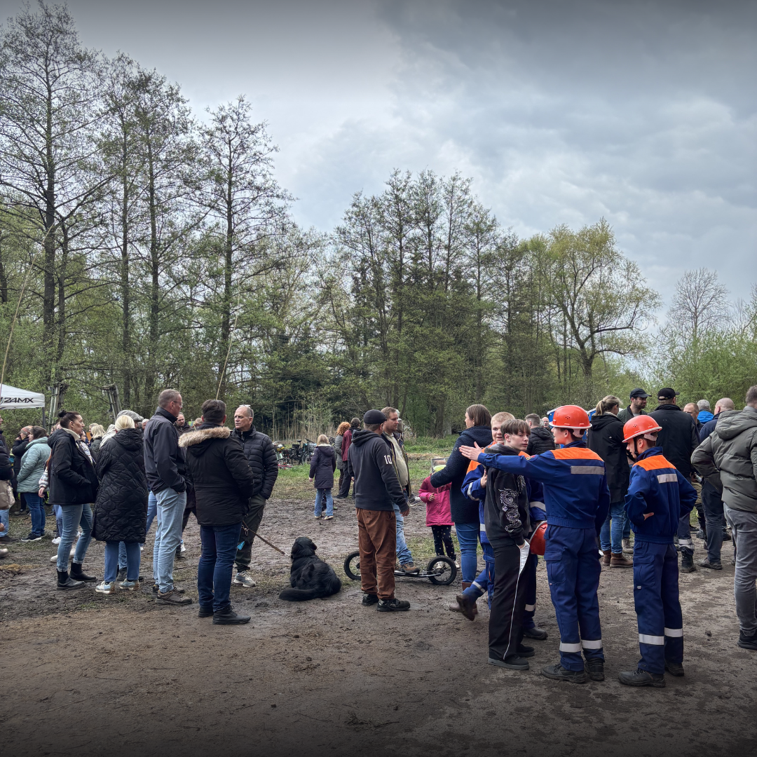 Viele Menschen und Bäume im Hintergrund