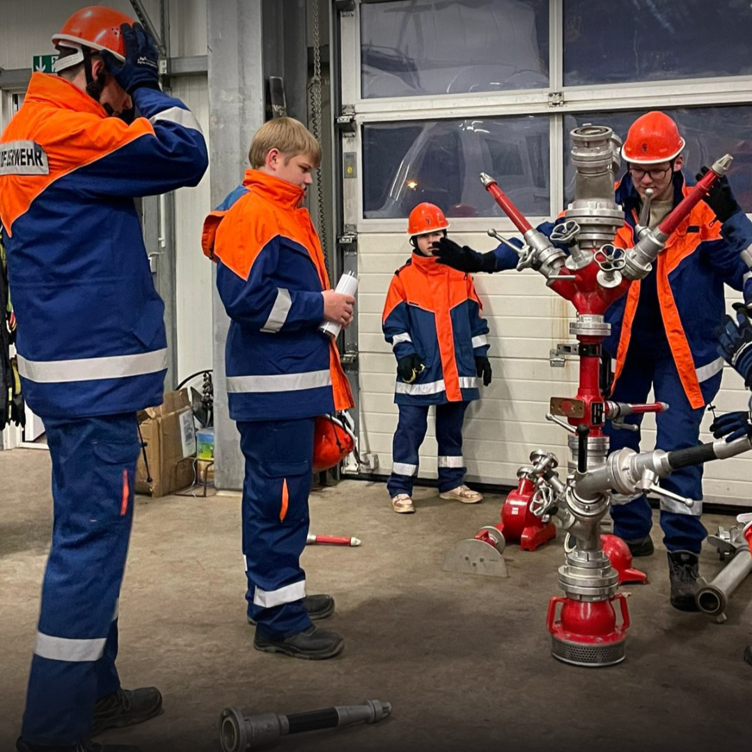 Jugendfeuerwehr baut einen Turm aus Geräten