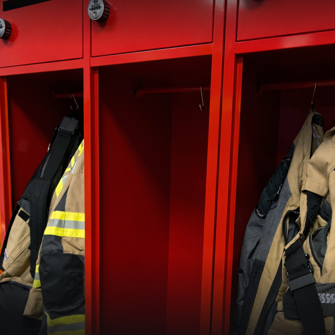 Ein leerer Spind zwischen zwei vollen Spinden